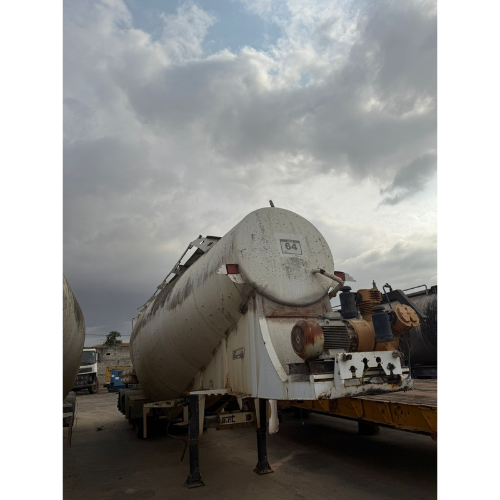 INOPERACIONAL(COMPRESSOR DO
SILO AVARIADO, FALTA, PNEUS 12R22.5, JOGO DE STOP,
EXPALHADORES INTERNOS)